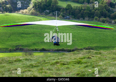 Drachenfliegen in den Peak District. Hängegleiter nur nach nehmen Sie an Bradwell Kante in Derbyshire, England, Großbritannien Stockfoto