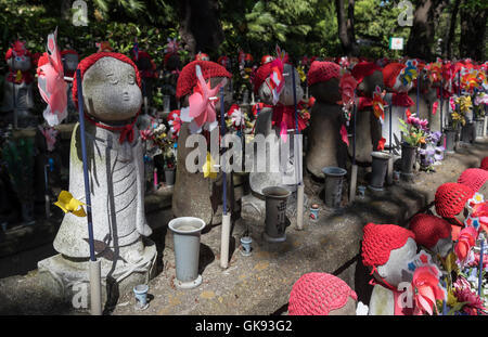 Jizo Statuen am ungeborenen Kinder Garten, Zojoji Tempel, Tokyo, Japan Stockfoto