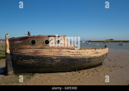 Altes Boot auf dem Fluss Erz in Orford Suffolk England Stockfoto