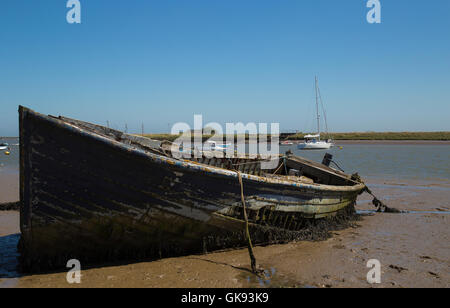 Altes Boot auf dem Fluss Erz in Orford Suffolk England Stockfoto