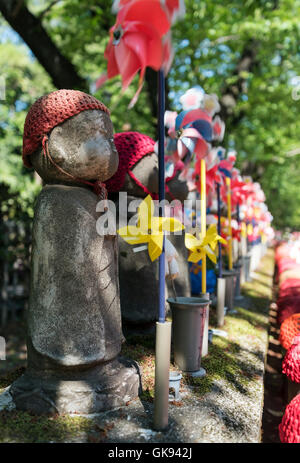 Jizo Statuen am ungeborenen Kinder Garten, Zojoji Tempel, Tokyo, Japan Stockfoto