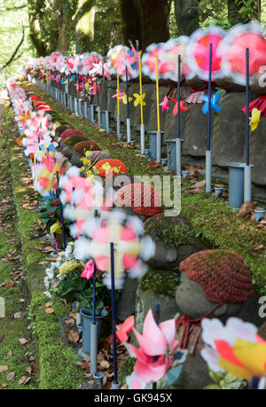 Jizo Statuen am ungeborenen Kinder Garten, Zojoji Tempel, Tokyo, Japan Stockfoto