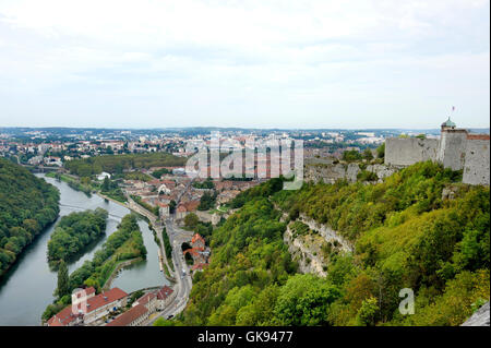 Besancon is the capital if the region Franche-comte in France and sits within an oxbow of the Doubs River. This view is from its Stockfoto
