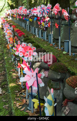 Jizo Statuen am ungeborenen Kinder Garten, Zojoji Tempel, Tokyo, Japan Stockfoto