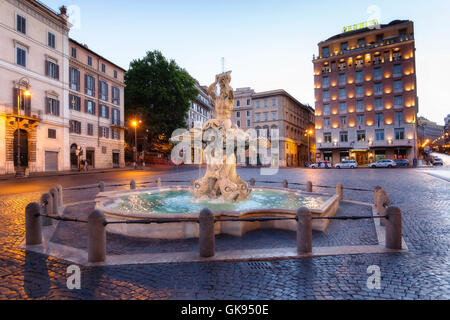 Die Triton-Brunnen befindet sich im Piazza Barberini in Rom. Es ist das Werk von Gian Lorenzo Bernini. Stockfoto