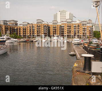 Yachten ankern in St. Katherine Dock in London, England, UK, Europa Stockfoto