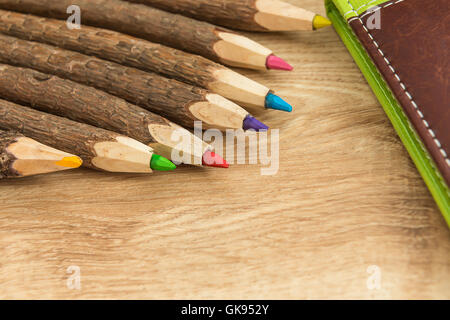 Holz Natur Buntstifte und Leder-Notebook auf dem Schreibtisch Stockfoto