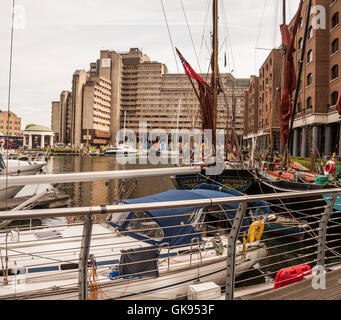 Yachten ankern in St. Katherine Dock in London, England, UK, Europa Stockfoto