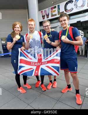 Great Britain (links-rechts) Joanna Rowsell Shand, Ed Clancy, Jason Kenny, Steven Burke kommen zurück von Rio De Janeiro, Manchester Airport. Stockfoto