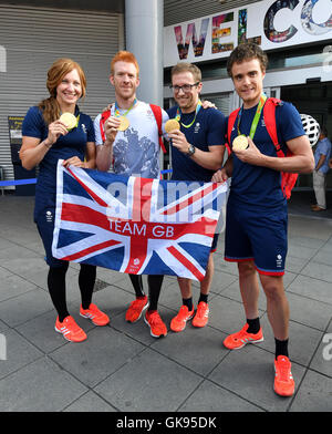 Great Britain (links-rechts) Joanna Rowsell Shand, Ed Clancy, Jason Kenny, Steven Burke kommen zurück von Rio De Janeiro, Manchester Airport. Stockfoto