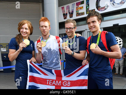 Great Britain (links-rechts) Joanna Rowsell Shand, Ed Clancy, Jason Kenny, Steven Burke kommen zurück von Rio De Janeiro, Manchester Airport. Stockfoto