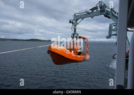 Rettungsboot Übung auf der Calmac-Fähre nach Harris in den äußeren Hebriden in Schottland Stockfoto