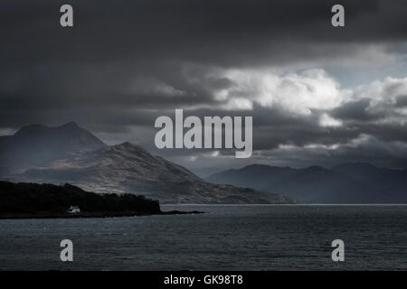 Stürmische Himmel in den Sound of Sleat, die Ausdehnung des Wassers, die die Insel Skye vom schottischen Festland trennt. Stockfoto