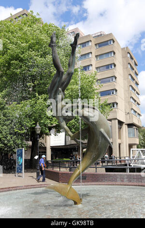 David Wynnes "Mädchen mit einem Delfin" Statue in der Nähe von Tower Bridge, London, England, UK. Stockfoto