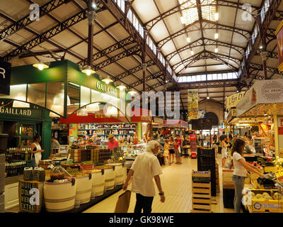 In Les Halles Markthallen das Essen in der Stadt Zentrum von Narbonne, Languedoc-Roussillon, Südfrankreich Stockfoto