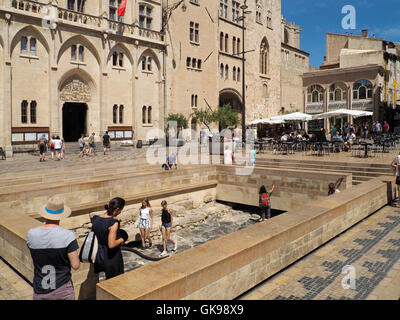 Die Via Domitia Roman Straße vor dem Palast der Erzbischöfe in Stadt Zentrum von Narbonne, Languedoc Roussillon, Frankreich Stockfoto