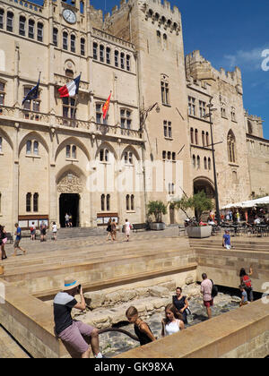 Die Via Domitia Roman Straße vor dem Palast der Erzbischöfe in Stadt Zentrum von Narbonne, Languedoc Roussillon, Frankreich Stockfoto