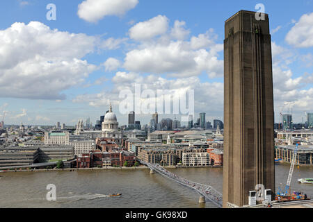 St Paul, The City und Millenium Bridge von der Tate Modern London, England, UK gesehen. Stockfoto