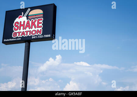 Florida Ellenton, Shake Station, amerikanisches Restaurant, familiengeführtes Unternehmen, 50er Jahre inspiriert, Burger, Sandwiches, Eis, Gebäudeaußenansicht, Americana, Schild, FL Stockfoto