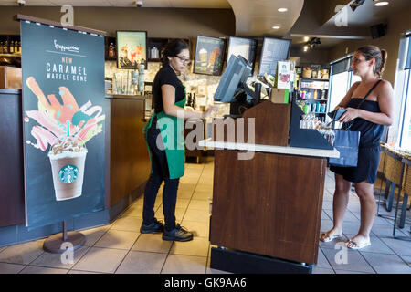 Florida, Süd, Ellenton, Ellenton Premium Outlets Mall, Einkaufszentrum, Starbucks Coffee, Kaffeehaus, Kette, Mitarbeiter, Kassierer, Job, Bestellung, Transaktionszahlung Stockfoto