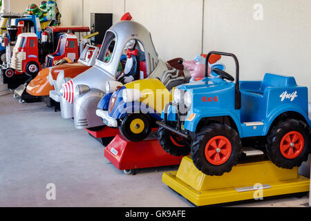 Florida Ellenton, Ellenton Premium Outlets Mall, Einkaufszentrum, Gemeinschaftsbereich, Münzbetrieb, Kinderfahrt, Unterhaltung, helle Farben, FL160630094 Stockfoto