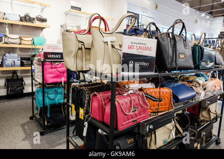 Florida, Süd, Ellenton, Ellenton Premium Outlets Mall, Einkaufszentrum, Einzelhandel, Saks Off 5th, Outlet Store, Damenhandtasche Geldbeutel, Designer, versa Stockfoto