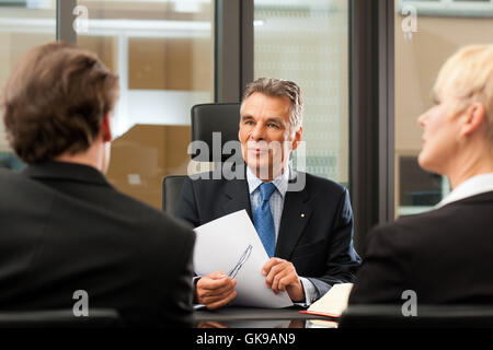 Rechtsanwalt oder Notar mit Kunden in seinem Büro Stockfoto