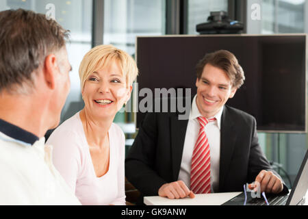 älteres Ehepaar an Finanzberater Stockfoto