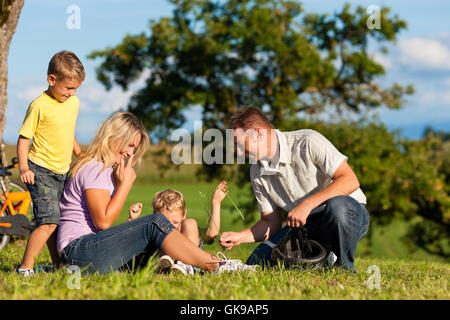 Familie macht eine Radtour Stockfoto