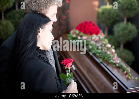 Menschen auf der Beerdigung mit Sarg Stockfoto