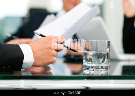 Business - Besprechung mit der Arbeit am Vertrag Stockfoto