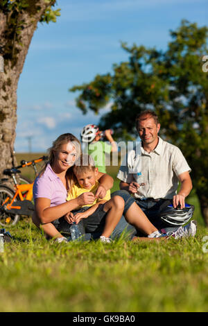 Familie macht eine Radtour Stockfoto