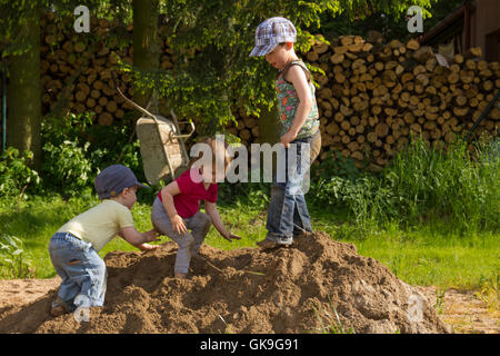 Kinder spielen im Sand Haufen Stockfoto