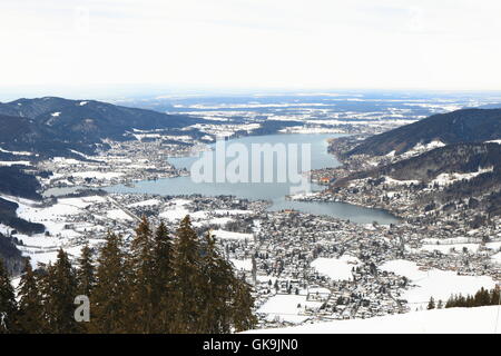 der Tegernsee von Wallenberg aus gesehen. die Wallenberg verbirgt sich hinter dem Südufer Stockfoto