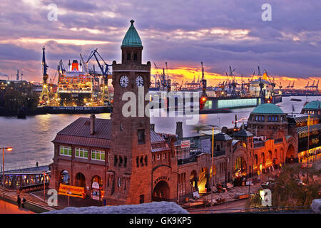 Hamburg Landungsbrücken queen Mary 2 Stockfoto