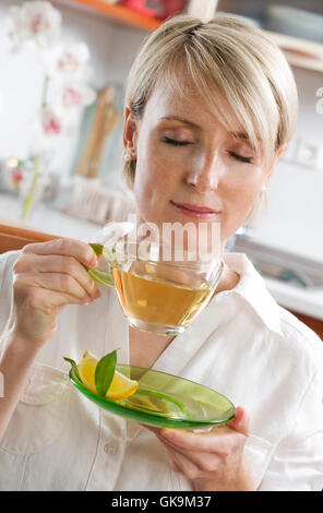 Frau Tasse Tee Stockfoto