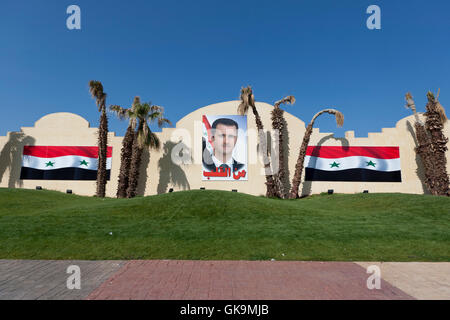 Porträt von Baschar al-Assad auf einem Bürgersteig in Syrien Stockfoto