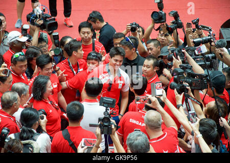 Joseph Schulbildung, die Singapurs erste Olympiasieger, auf seine Siegesparade in Singapur Stockfoto