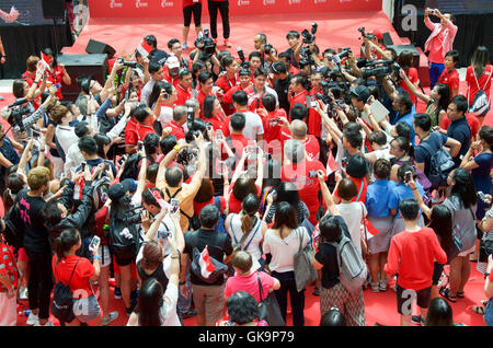 Joseph Schulbildung, die Singapurs erste Olympiasieger, auf seine Siegesparade in Singapur Stockfoto