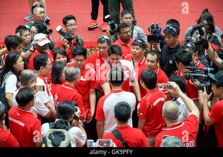 Joseph Schulbildung, die Singapurs erste Olympiasieger, auf seine Siegesparade in Singapur Stockfoto