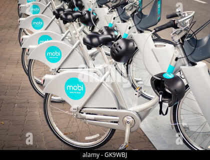 Mobi Fahrräder auf Anderson Street.  Mobi-Bike-Anteil ist die Stadt Vancouver Fahrrad-sharing-Programm. Stockfoto