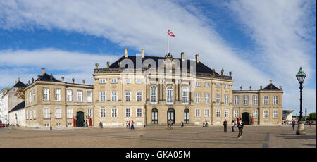 Kopenhagen, Dänemark - 18. August 2016: Touristen vor dem königlichen Schloss Amalienborg Stockfoto