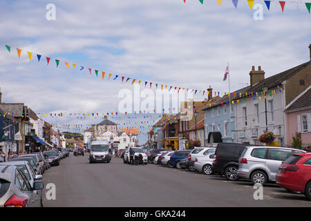 Aldeburgh High Street mit Girlanden in Suffolk England Stockfoto