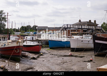 Boote auf dem Fluss Deben in Woodbridge Suffolk England Stockfoto