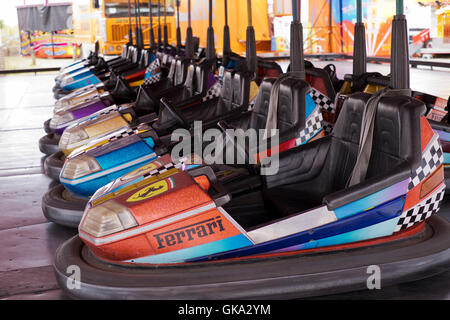 Dodgem Autos Park ungenutzt bei einer Jahrmarktsattraktion in Aldeburgh Suffolk Stockfoto