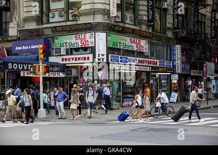 Menschen überqueren die Straße an der 5th Avenue und der 32nd Street in Manhattan. Stockfoto