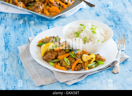 Hähnchen Pfanne mit Paprika und grünen Bohnen in Zitroneglasur. Asiatische Hähnchen auf Platte, Tiefenschärfe, Nahaufnahme Stockfoto