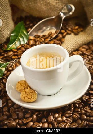 Tasse Kaffee Kaffeebohnen Stockfoto