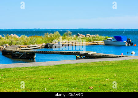 Hagby, Schweden - 10. August 2016: Zwei kleine Sportboote vor Anker in einer Bucht Wetter geschützt in den Schären. Schmale hölzerne Torte Stockfoto