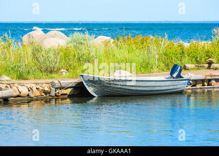 Hagby, Schweden - 10. August 2016: Kleines offenes Motorboot vertäut an einer Insel des Archipels. Stockfoto